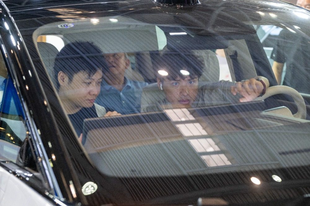 图片新闻｜2025智博会：新能源汽车“大秀肌肉”