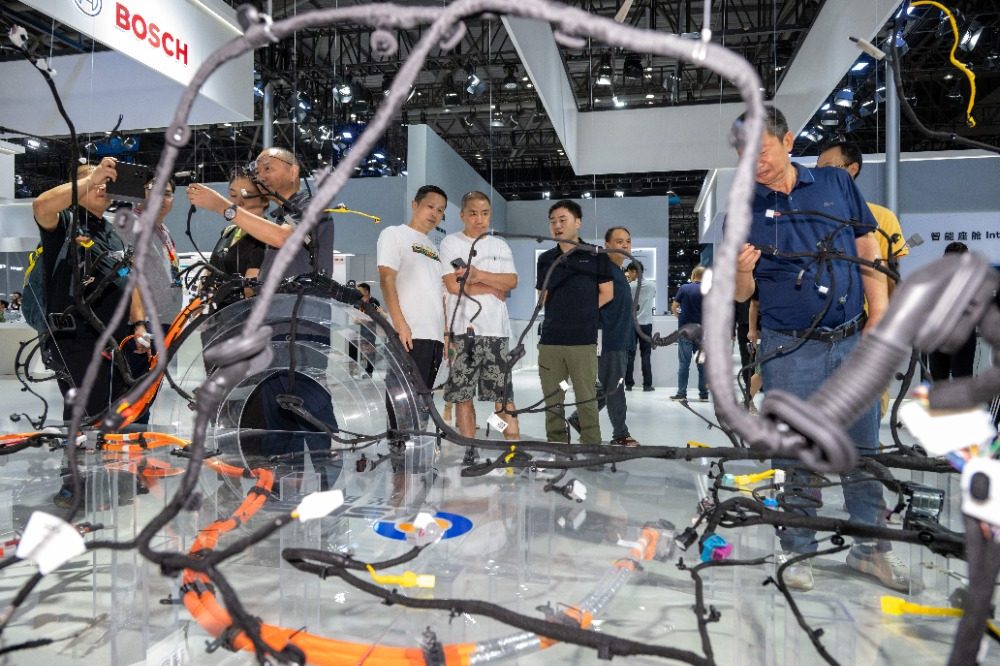 图片新闻｜2025智博会：新能源汽车“大秀肌肉”