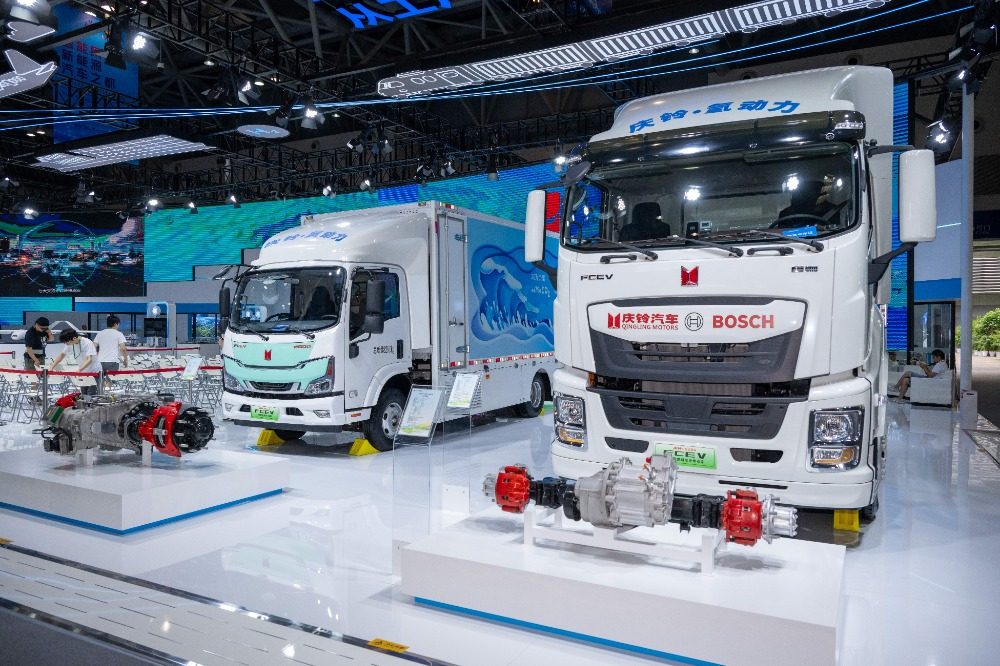 图片新闻｜2025智博会：新能源汽车“大秀肌肉”