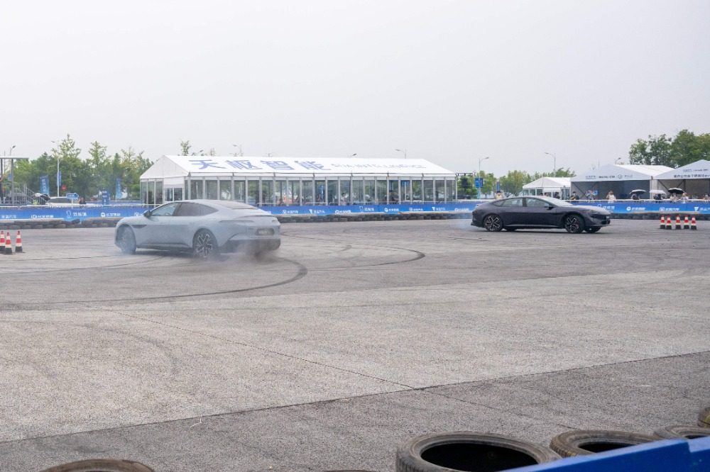 图片新闻｜2025智博会：新能源汽车“大秀肌肉”