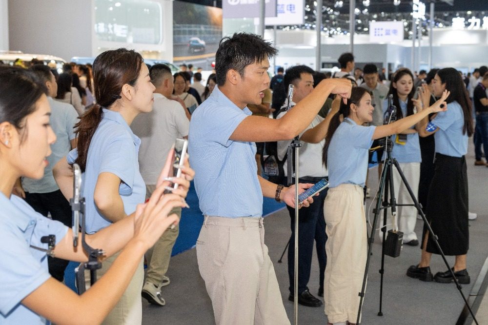 图片新闻｜2025智博会：新能源汽车“大秀肌肉”