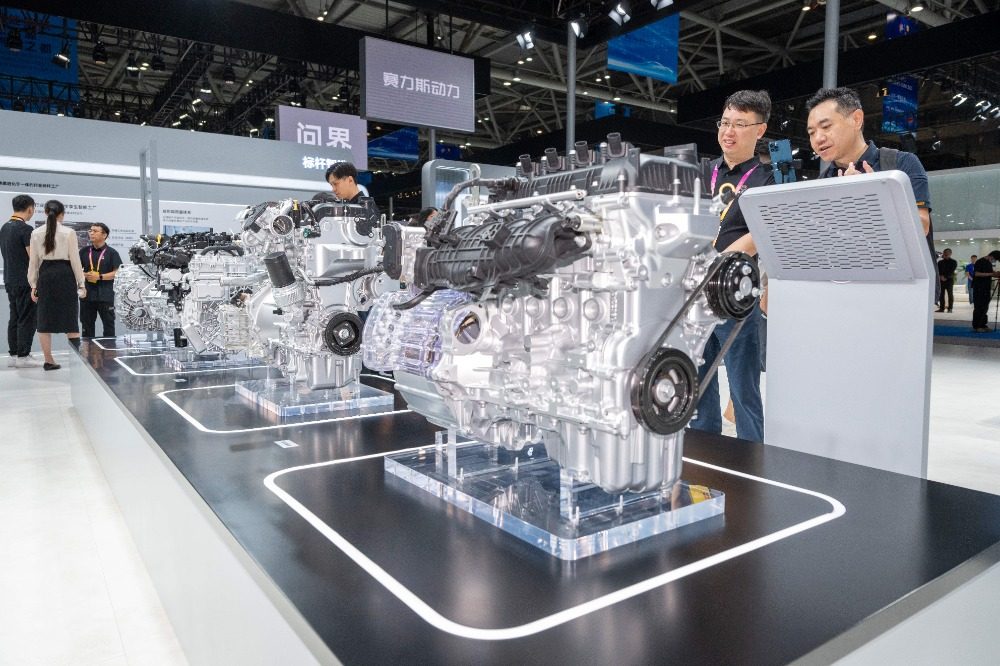 图片新闻｜2025智博会：新能源汽车“大秀肌肉”