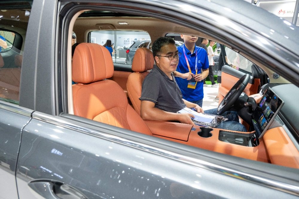 图片新闻｜2025智博会：新能源汽车“大秀肌肉”