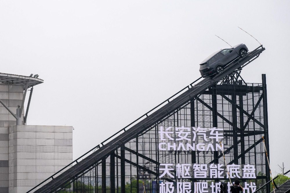 图片新闻｜2025智博会：新能源汽车“大秀肌肉”