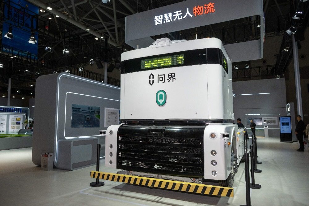 图片新闻｜2025智博会：新能源汽车“大秀肌肉”