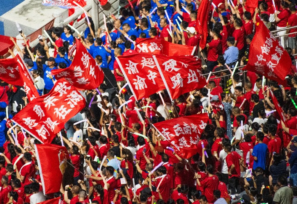 老球场新赛事！“渝超”点燃重庆人的足球情怀