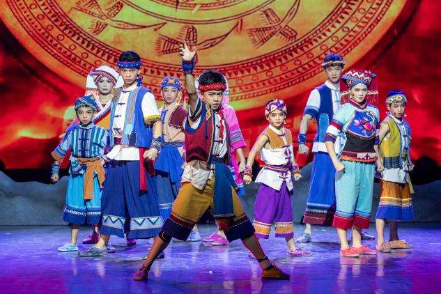 广西创排杂技剧《照破云天》首演