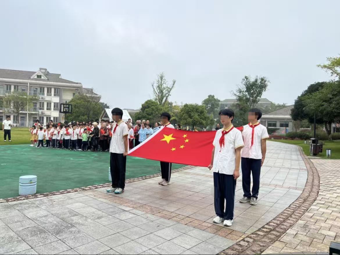 重庆爱心庄园：双节同庆迎华诞 红色教育润童心