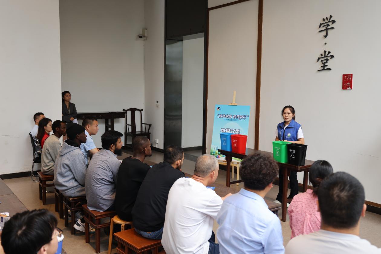 重庆交通大学留学生“打卡”社区：沉浸式体验垃圾分类 化身环保“推广大使”