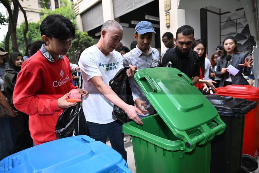 重庆交通大学留学生“打卡”社区：沉浸式体验垃圾分类 化身环保“推广大使”