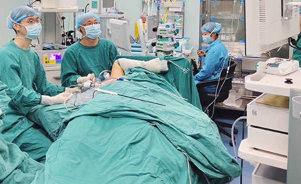 重大附属江津医院实施首例单孔腔镜乳腺癌根治假体重建术