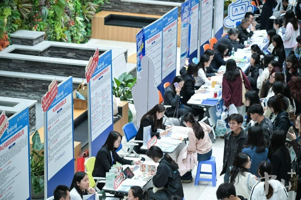 现场收取简历近万份，超千名学子达成就业意向！“百万英才汇南粤”N城联动秋季招聘辽宁专场圆满收官