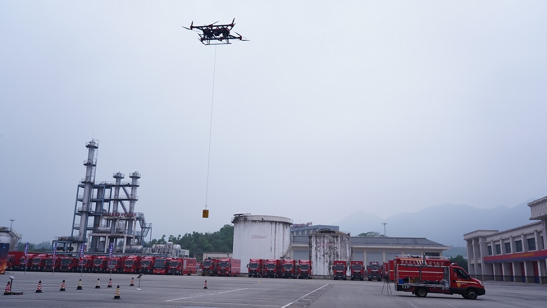 重庆开展高层建筑灭火救援无人机功能测试，探索低空赋能高楼消防解决方案