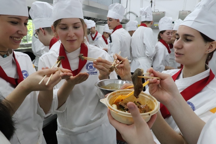 火锅香飘海外：以巴渝美食开辟“职教出海”人文新路径