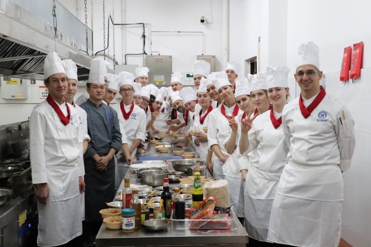 火锅香飘海外：以巴渝美食开辟“职教出海”人文新路径