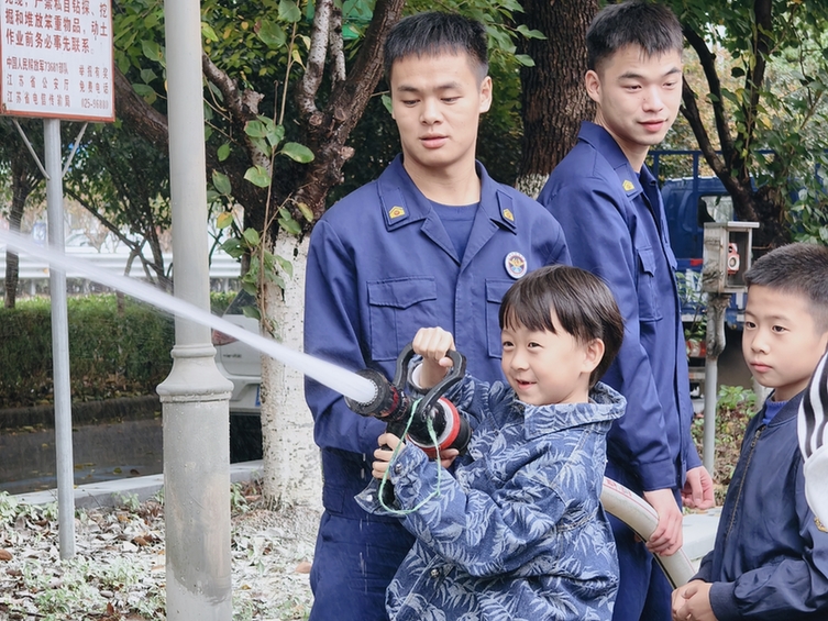 江苏南京江宁街道举办“全国消防日”主题亲子活动