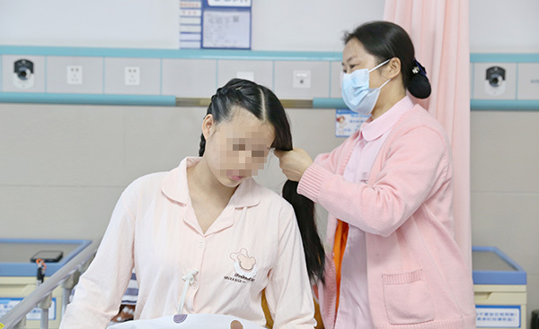 重庆‌荣昌区人民医院“免陪照护”服务破解“一人住院全家忙”困局