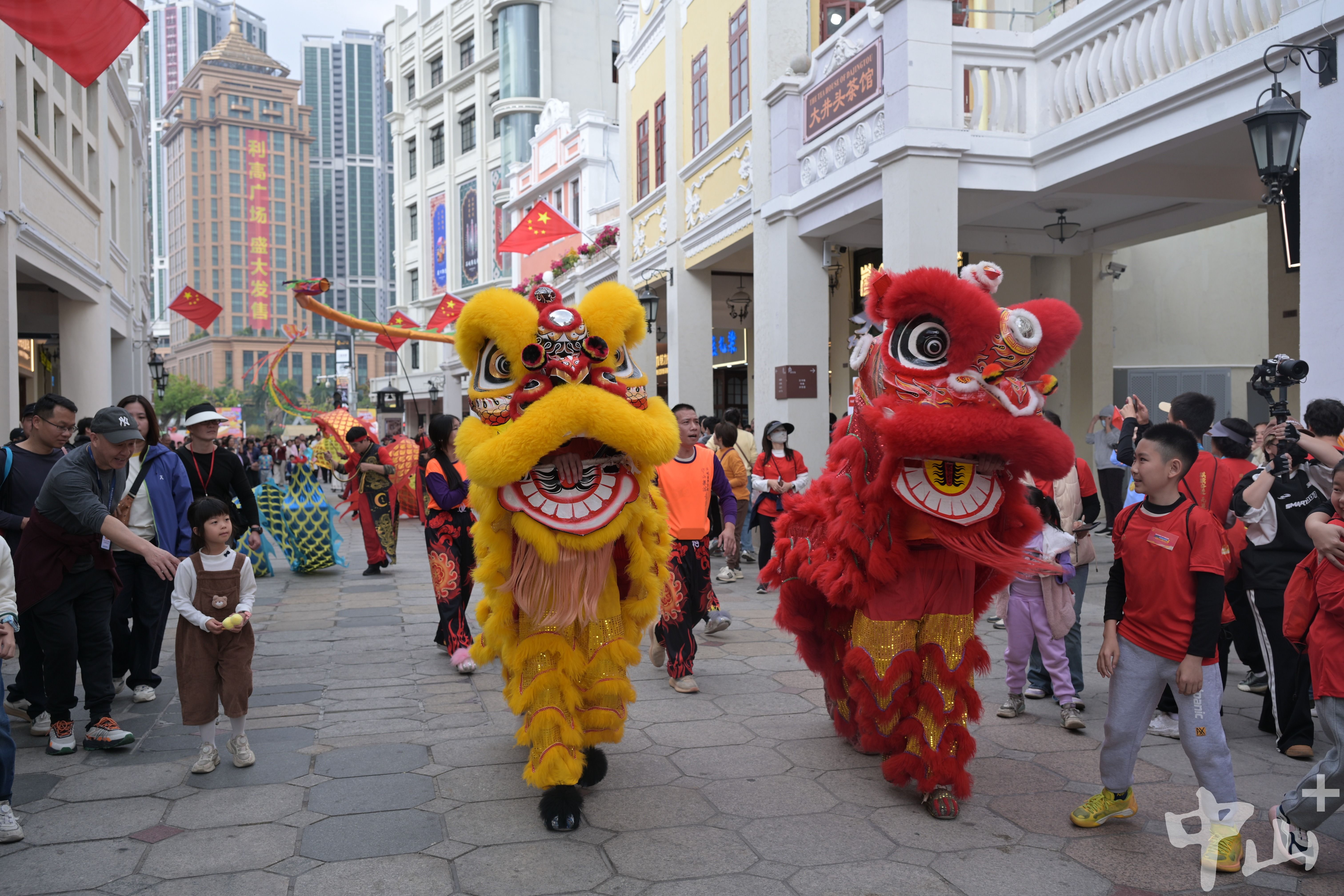 龙腾狮跃贺新春！中山孙文西路步行街举办贺岁巡游活动