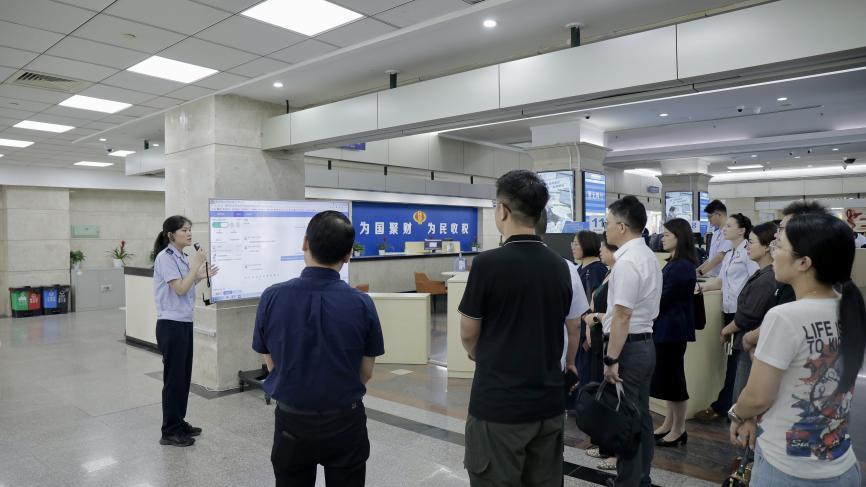 税费服务体验师“零距离” 感受智慧税务新变化