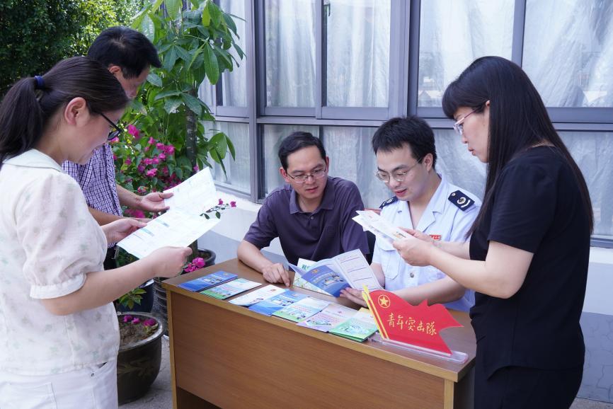 税费服务体验师“零距离” 感受智慧税务新变化