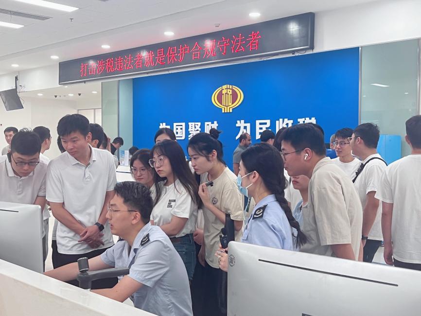 税费服务体验师“零距离” 感受智慧税务新变化