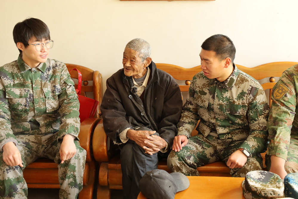 传承红色基因 致敬退伍老兵 江苏常州橄榄城社区迎来常州工业职业技术学院学子探访活动