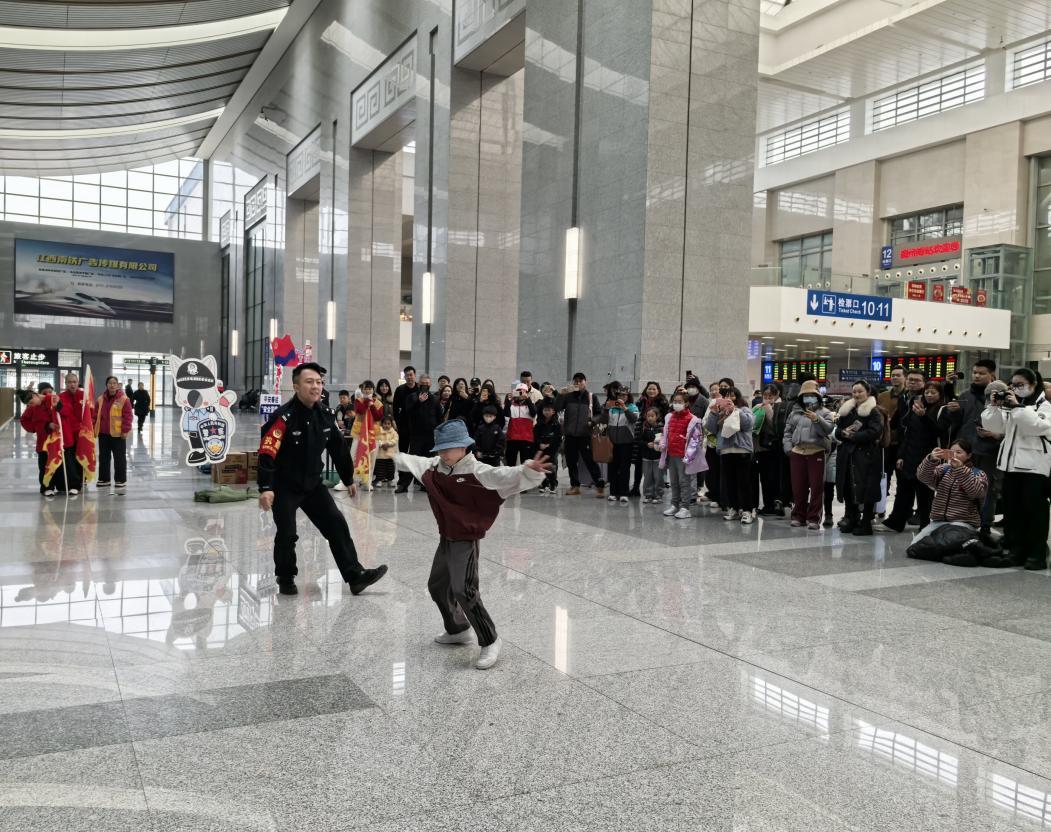 福州南站贴心服务温暖回家路 警民携手护航春运平安