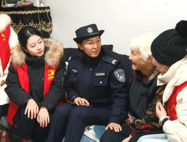 西安经开公安：暖心服务进社区 情系居民送温情