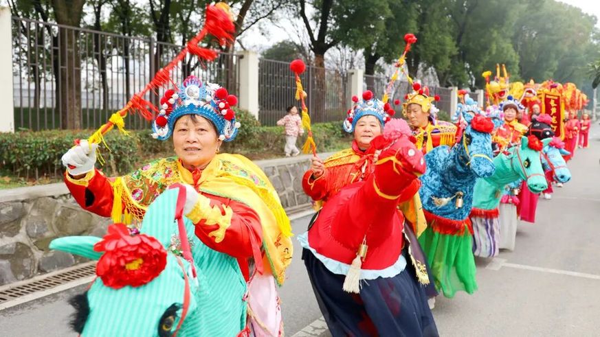 我在北岸过大年 | 江苏南京江北新区长芦方巷闹元宵：“走北”民俗焕新彩，万家灯火共团圆