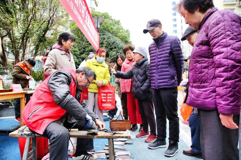 安徽马鞍山雨山区：三月春风暖人心 雷锋精神伴我行