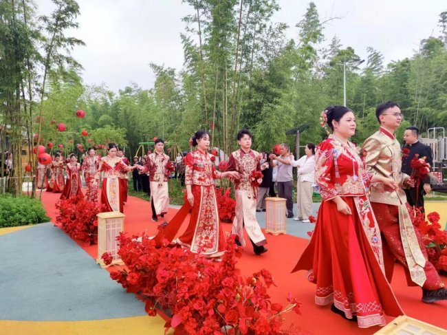 河南博爱：竹浪岛上倡新风 第二届集体婚礼浪漫举行