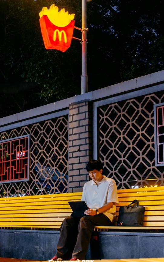 汉堡路灯点亮城中村——全国首个“麦麦主题社区”在深圳沙埔头亮相