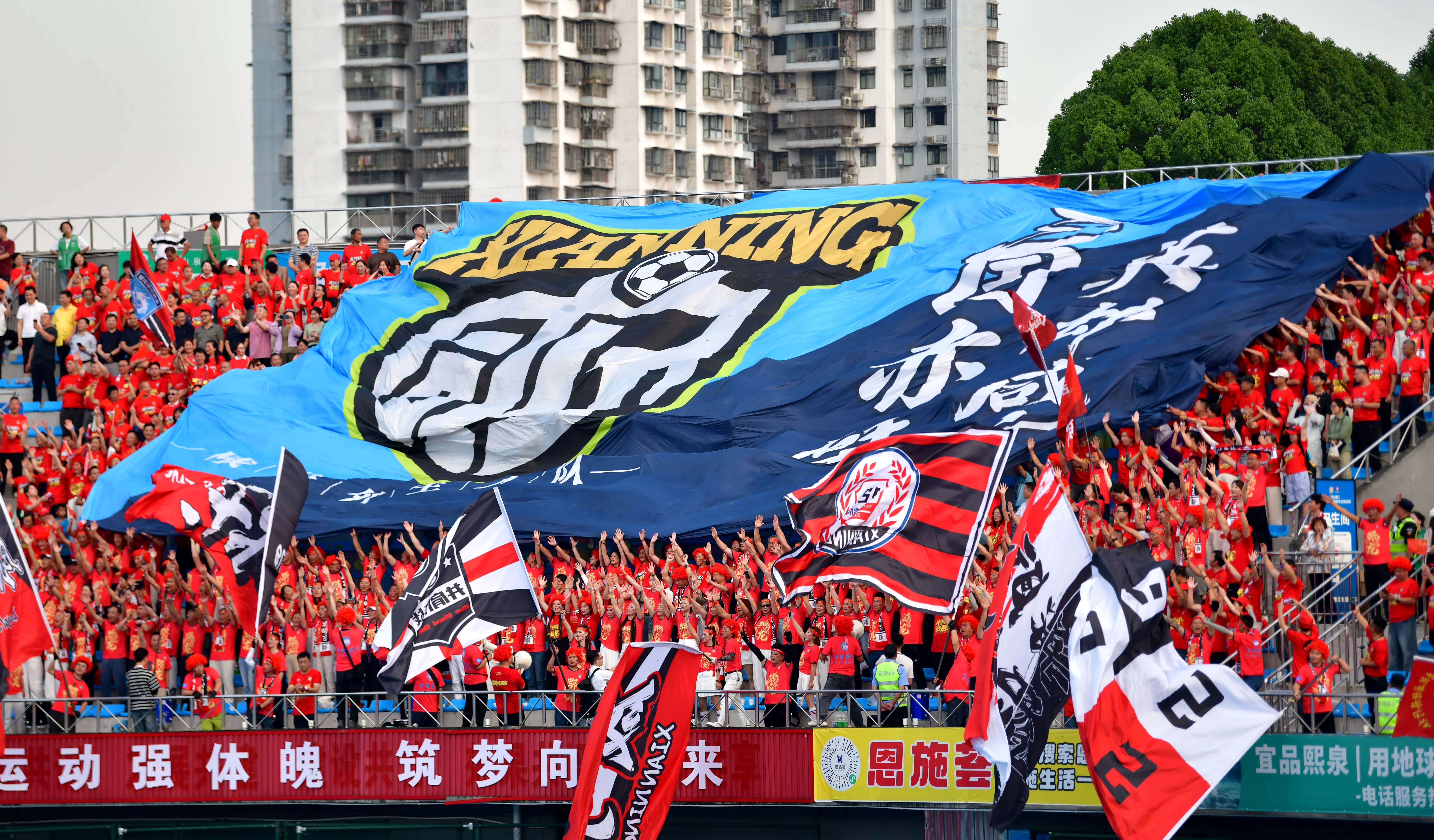 绿茵燃烽火 山水共长情——2026年湖北省城市足球联赛咸宁外星人队第六战综述