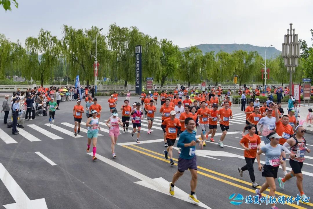 奔跑,让世界听见临夏的心跳——2026“避暑天堂·康养临夏”马拉松侧记 奔跑,让世界听见临夏的心跳——2026“避暑天堂·康养临夏”马拉松侧记