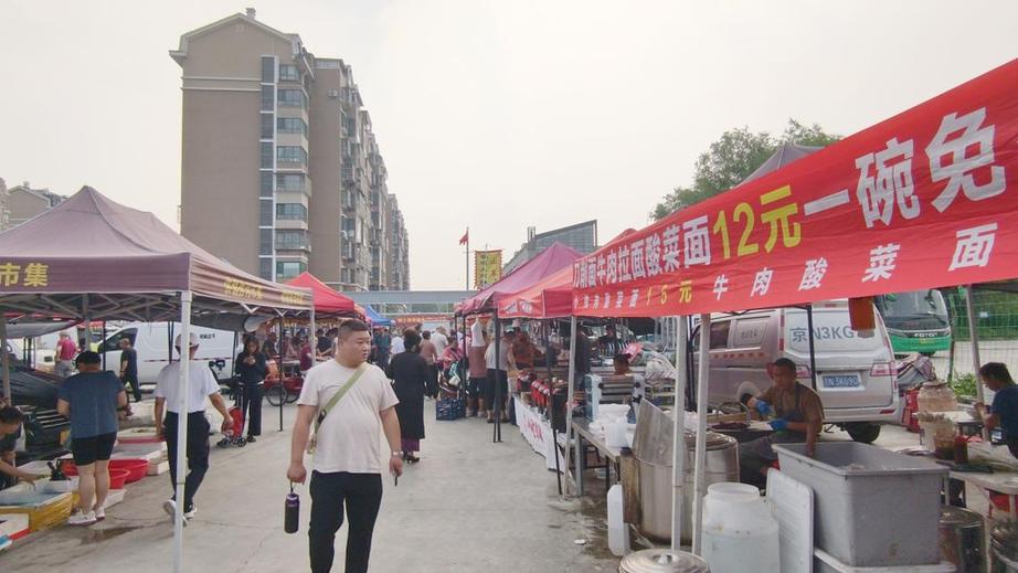 北京孙河两处早市错时开市，居民“菜篮子”日日有保障