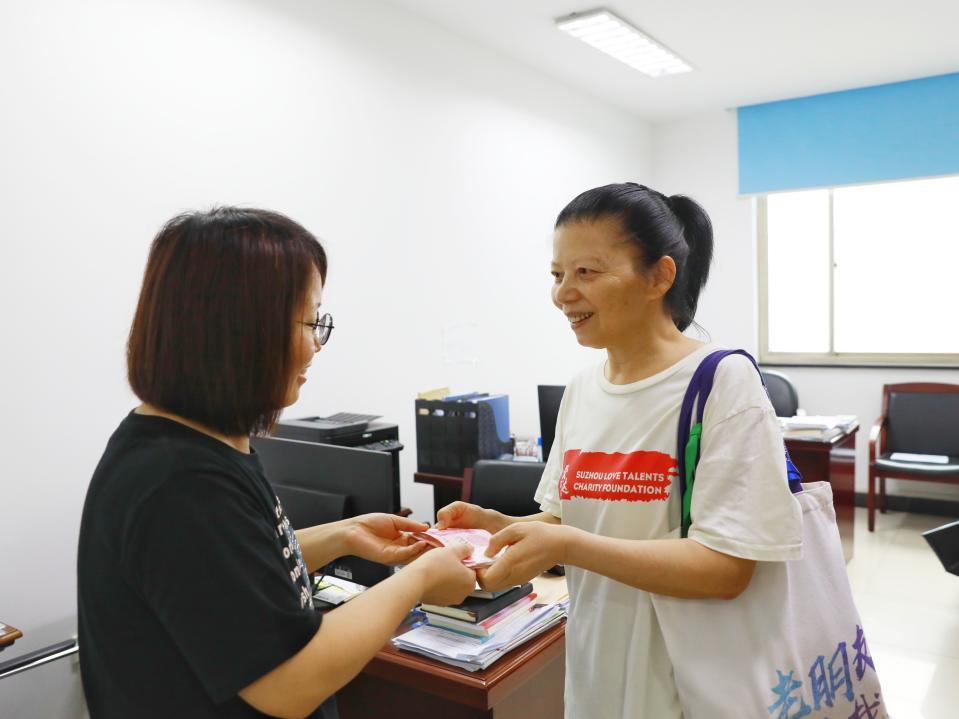 退休党员何梅“七一”捐款7100元为党庆生：“帮助别人是我最大的快乐”