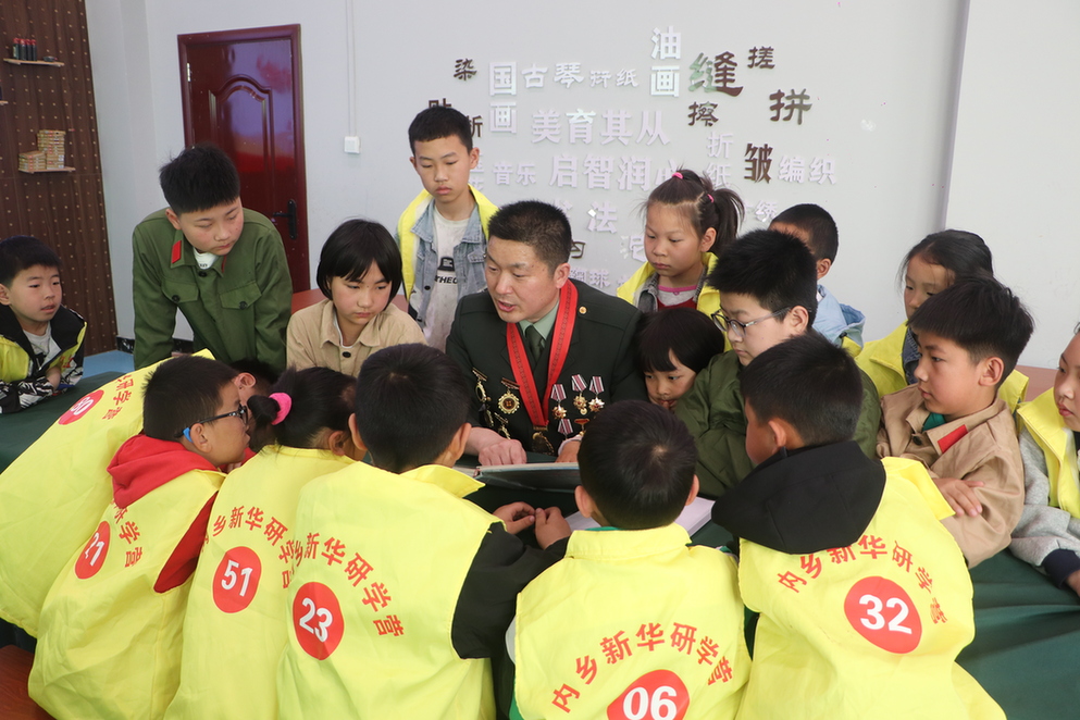 河南省内乡县“老兵红色宣讲队”引领青少年诵读红色故事