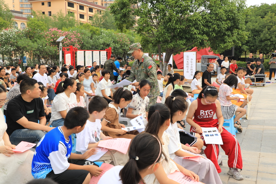 河南省内乡县“老兵红色宣讲队”引领青少年诵读红色故事