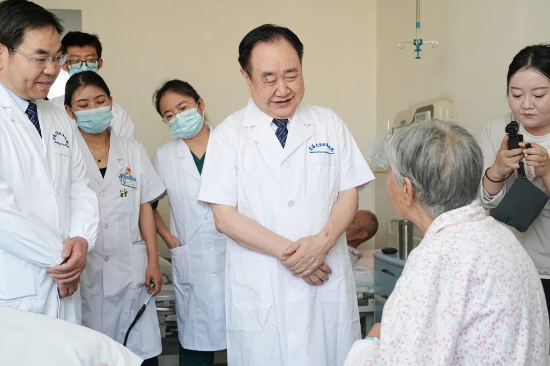 樊代明院士领衔,17位国家级“肿瘤大咖”齐聚青大附院——把“国家队”诊疗,送到高原百姓家门口 - 今日头条 樊代明院士领衔,17位国家级“肿瘤大咖”齐聚青大附院——把“国家队”诊疗,送到高原百姓家门口 - 今日头条
