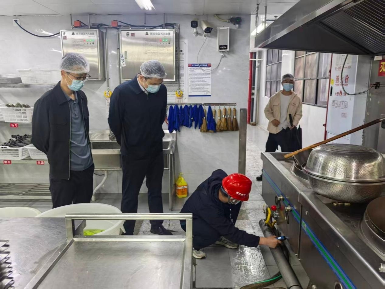 重庆市城口县经信委联合“红岩燃小兵”志愿服务队开展校园燃气安全专项检查