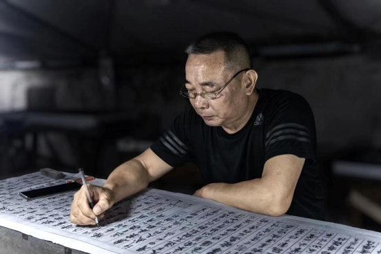 张三铁：铁笔走龙蛇 法帖现神都——书刻艺术家王军辉《镌云法帖》文化工程侧记