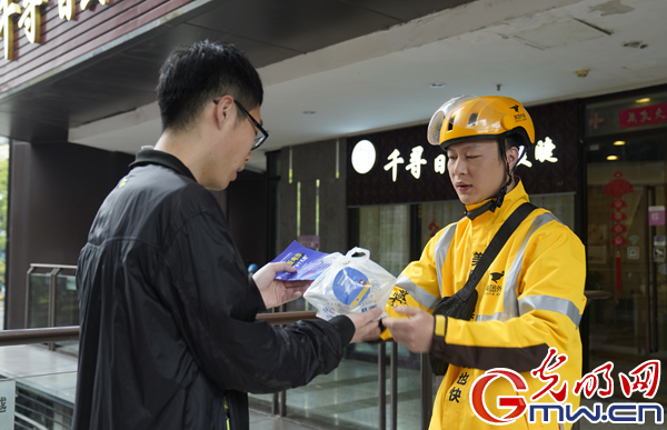 警民合力同行 渝中外卖小哥化身反诈宣传志愿者