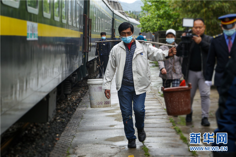 “慢火车”成村民致富路