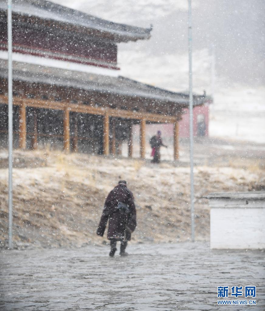 青海果洛迎来降雪