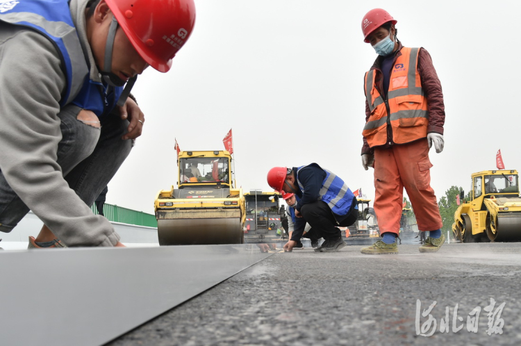 京德高速建设快速推进 路面摊铺月底前完成