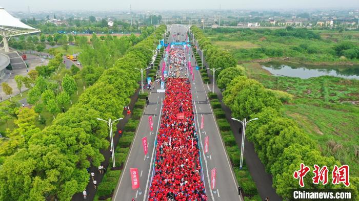 2021湖北·长江超级半程马拉松鸣枪开跑