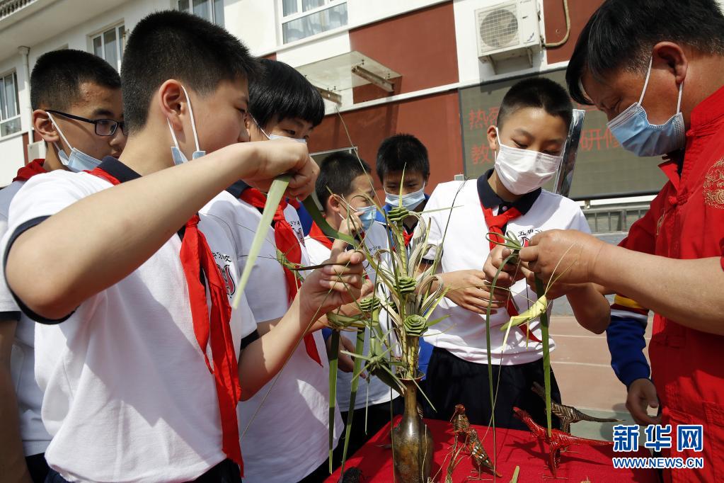 北京：非遗文化走进中学校园