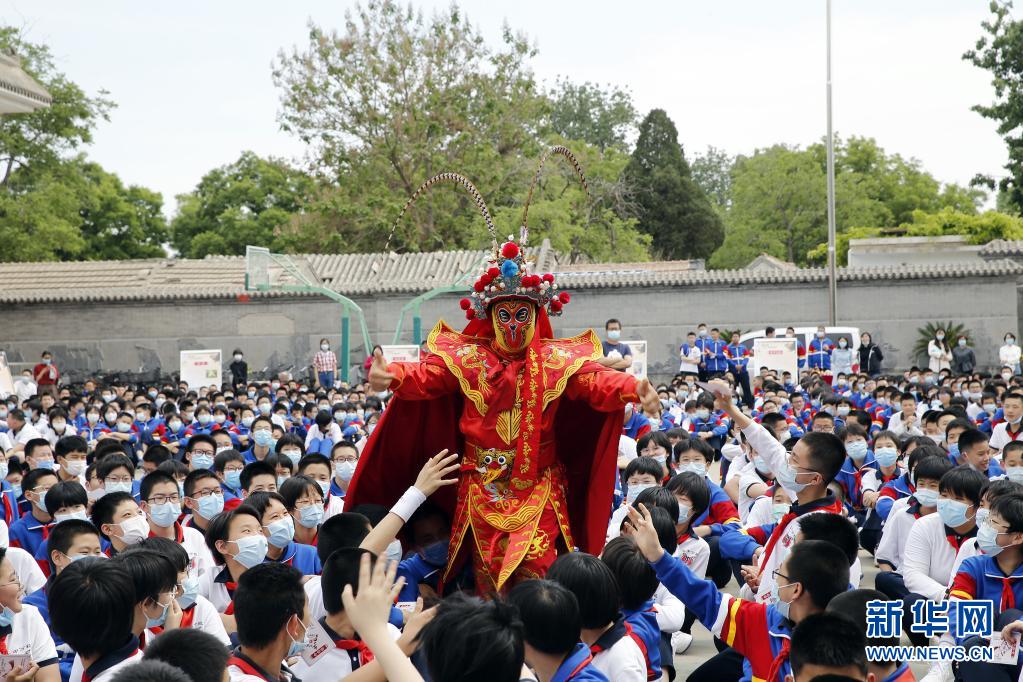 北京：非遗文化走进中学校园