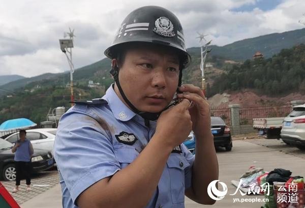 地震救援现场 这位民警穿着“血衣”跑了一夜