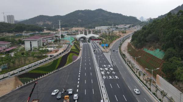 厦门海沧海底隧道即将建成通车